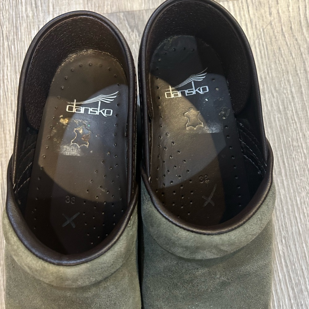 Dansko Woman’s green size 38 clogs - Picture 2 of 6